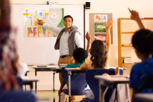 Maestro en clase